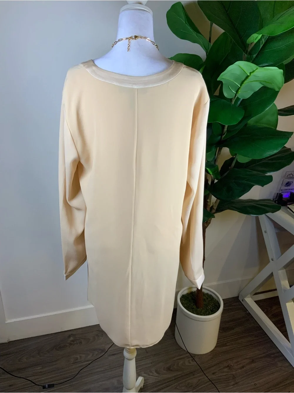 BCBGMaxAzria Cream Long-Sleeve V-Neck Tunic